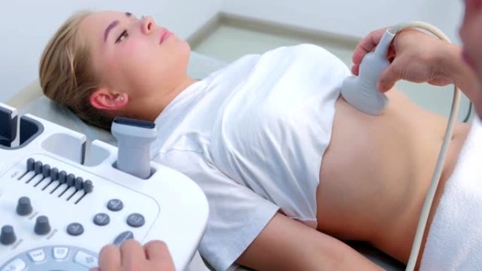 临床中对年轻女性腹部的超声诊断。