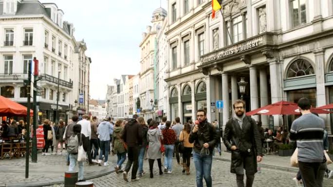 4k超高清慢动作人群穿过街道与交通和门面商店在布鲁塞尔比利时著名的欧洲目的地