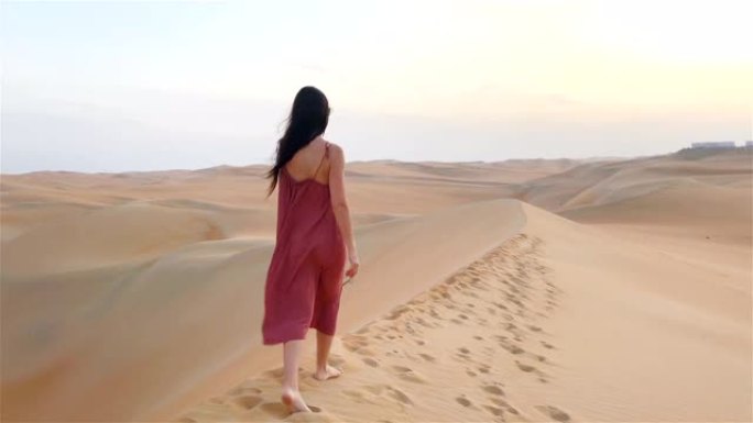 阿拉伯联合酋长国Rub al-Khali沙漠沙丘中的女孩