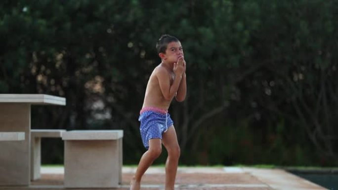 愚蠢的小男孩在游泳池里表演愚蠢的跳舞和做鬼脸，孩子做出愚蠢的手势