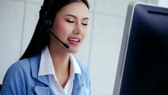 带有耳机的客户支持代理或呼叫中心通过电话与客户通话。