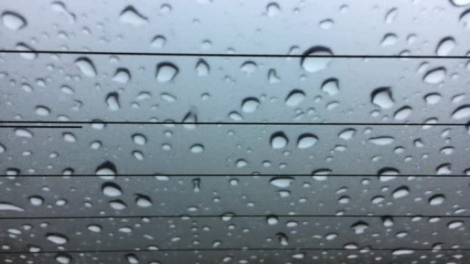 雨水落在窗户上空镜发呆车内