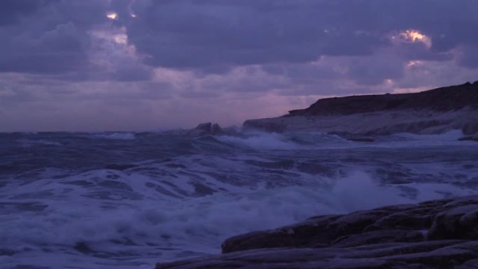 波浪撞击岩石海岸大海边浪花海岛拍打石头礁