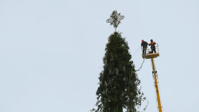 新年假期和庆祝活动结束后，人们从城市主要中央广场的树木结构中删除了圣诞节花环和装饰品。工人拆除或拆卸
