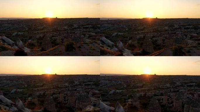 日出鸟瞰图飞越格雷梅的色调房屋 -- 土耳其卡帕多西亚奇妙的古代山谷