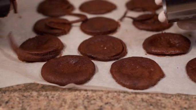 在一个小型糖果车间准备巧克力饼干