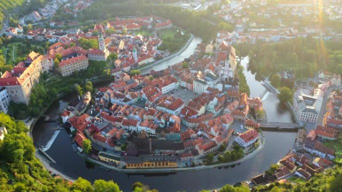 空中无人机电影日出场景捷克南波西米亚克鲁姆洛夫老城