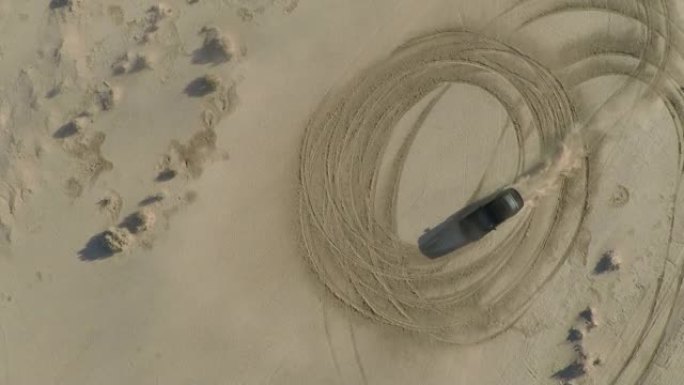 汽车驾驶并在莫哈韦沙漠留下轮胎痕迹