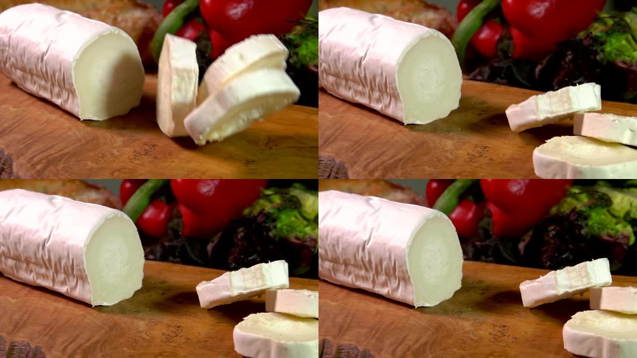 一片片法国图兰山羊奶奶酪掉在了一块木板上