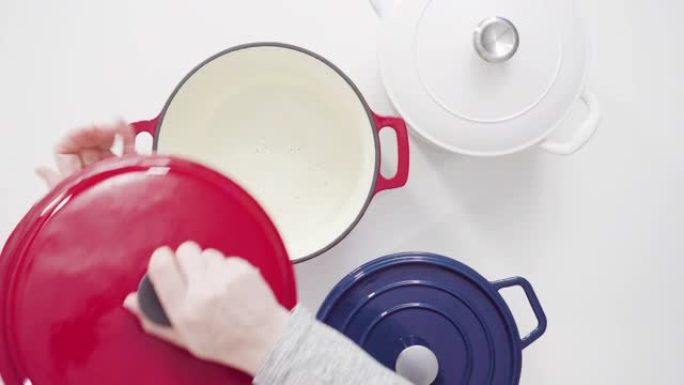 红色、白色和蓝色搪瓷铸铁覆盖的荷兰圆形烤箱