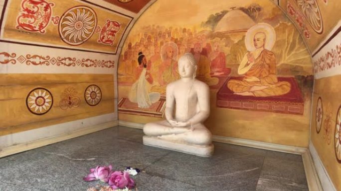 斯里兰卡阿努拉德普勒，带花的佛陀景色