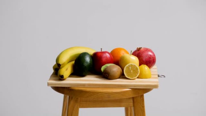 白色背景的木凳上的新鲜水果