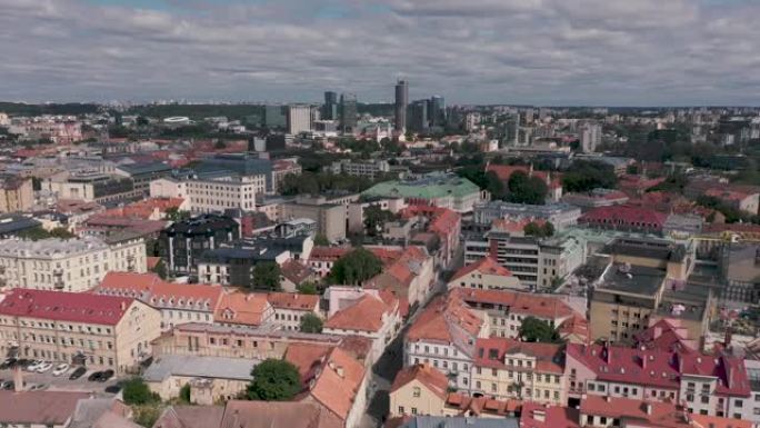 立陶宛维尔纽斯-2019年7月: 对比建筑旧城和维尔纽斯现代大都市的鸟瞰图。