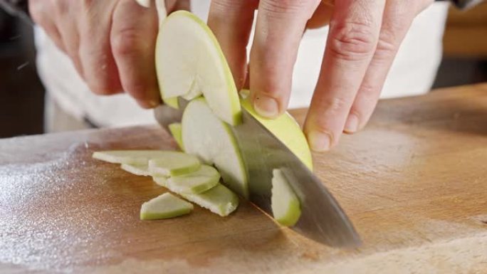切好青苹果的厨师刀的特写