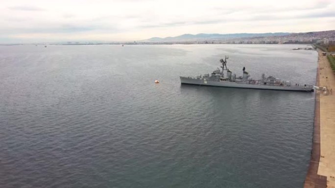 希腊塞萨洛尼基旧军舰的城市海岸鸟瞰图，由无人机从上到下移动