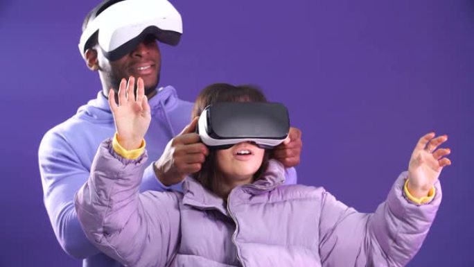 年轻的跨种族夫妇第一次使用虚拟现实耳机