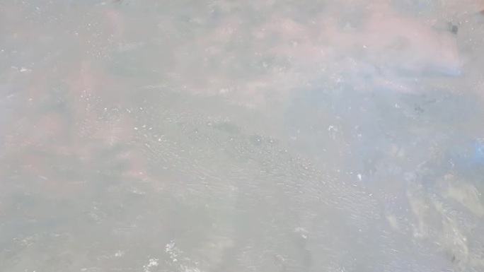 热水浴缸池中旋转的水的镜头