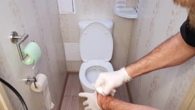 男子戴乳胶手套白，准备洗厕所