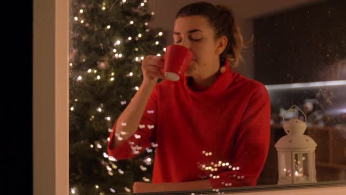 圣诞节在家喝咖啡的幸福女人