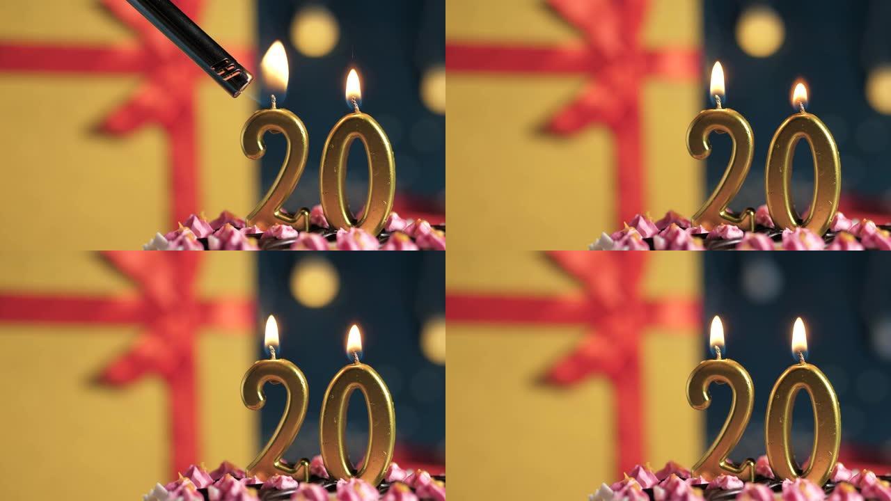 生日蛋糕20号点火器燃烧的金色蜡烛，蓝色背景礼物黄色盒子用红丝带绑起来。特写和慢动作
