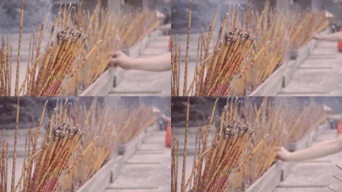 人们在亚洲香港黄大仙庙用PM2.5的烟熏烧香为希望，运气和爱祈祷