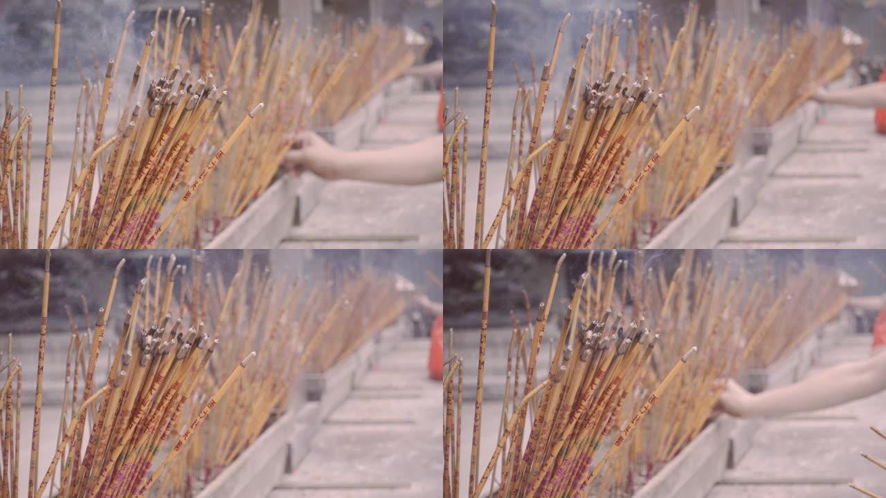 人们在亚洲香港黄大仙庙用PM2.5的烟熏烧香为希望，运气和爱祈祷