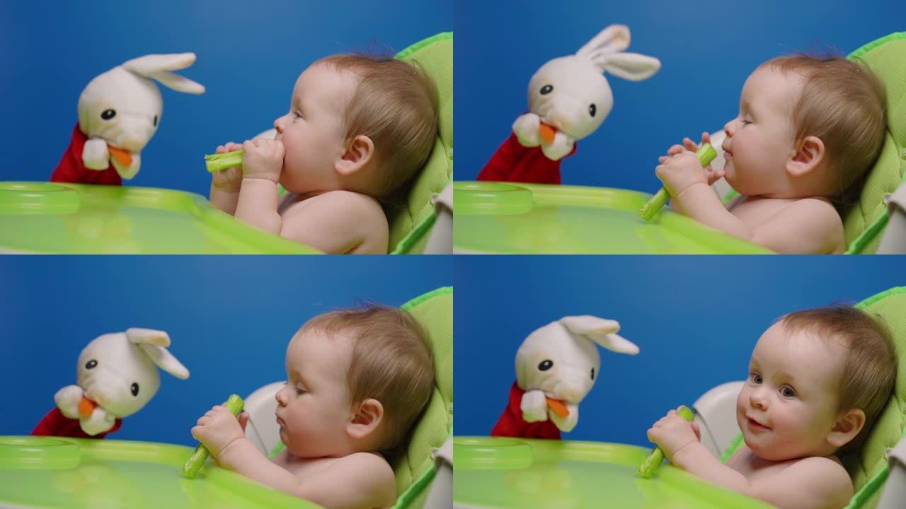 小女孩吃绿色新鲜芹菜和玩兔子娃娃