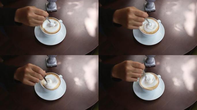 女人用手倒糖，用勺子搅拌咖啡，咖啡时间。