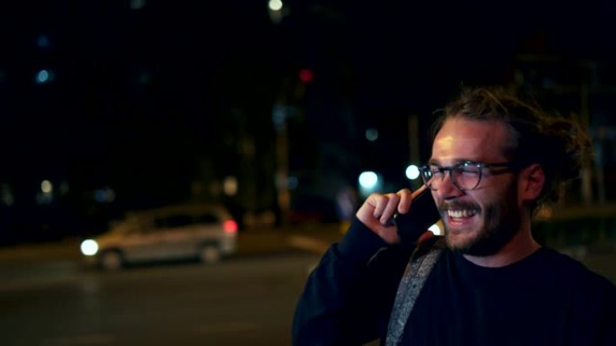 微笑的男人在街上打电话