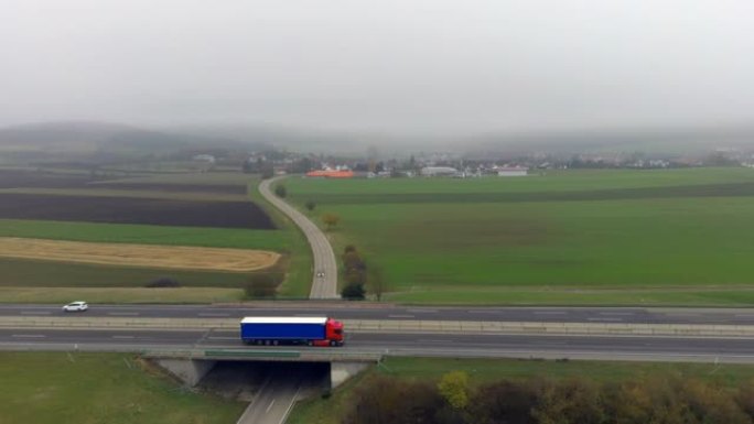 在高速公路上行驶的重型卡车的鸟瞰图