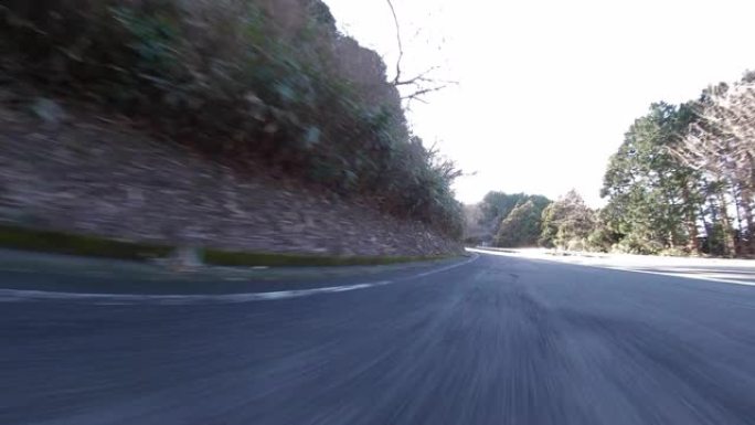 在山路上行驶快车超速