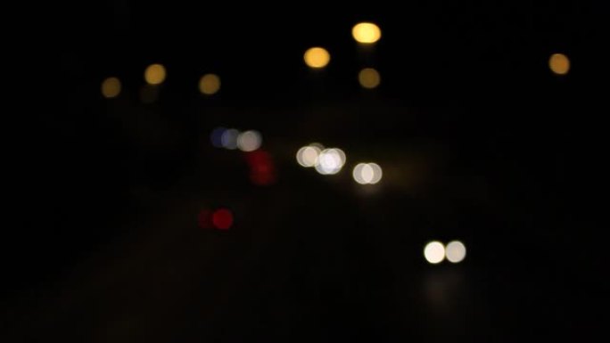 爱尔兰，夜间在带有匝道的高速公路上行驶时，带有软聚焦灯的汽车