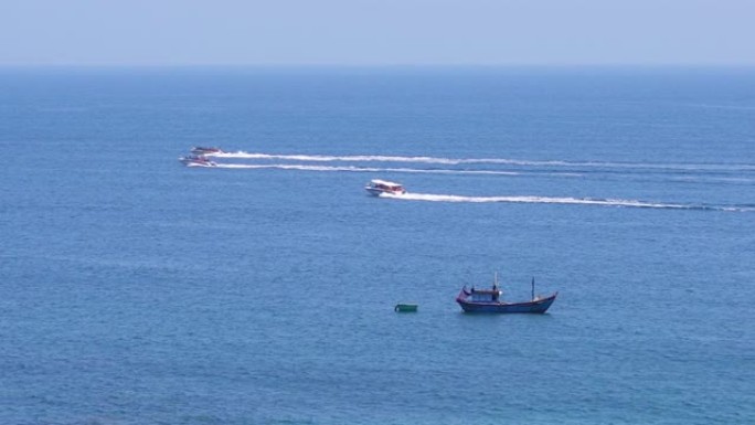 快艇在蓝色海湾快速冲浪