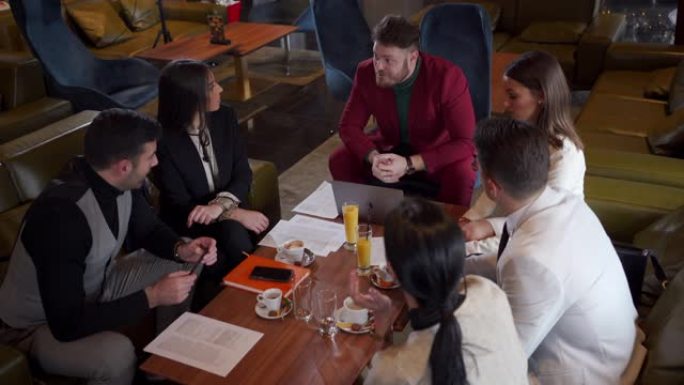 一群优雅的企业家在咖啡馆里谈论生意