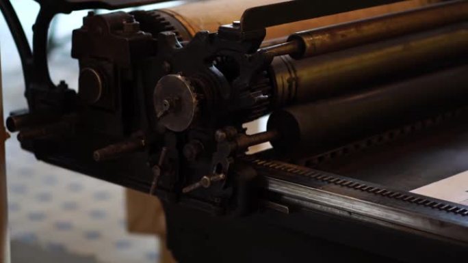 苏联老式印刷机。老式印刷厂、出版和排版、出版业。工厂里的复古工具和机械。