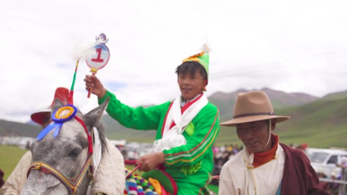 白色的哈达 骑马的小孩 藏族骑马小孩