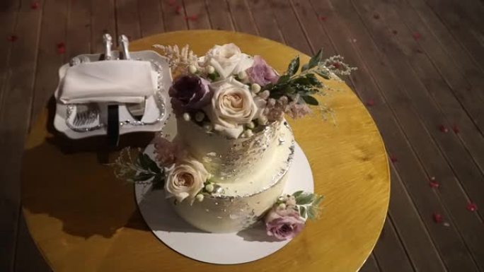 特写，乡村餐厅，夜晚，漂亮的结婚蛋糕