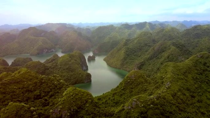 无尽的下龙湾绿岛与峡湾对抗灰色天空