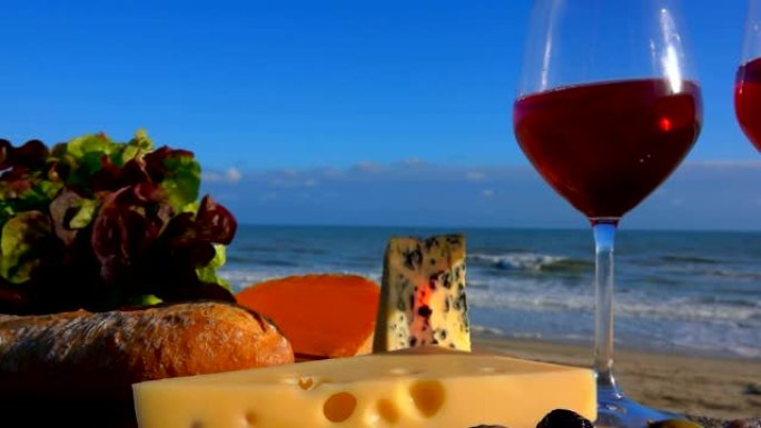 海边浪漫野餐配红酒