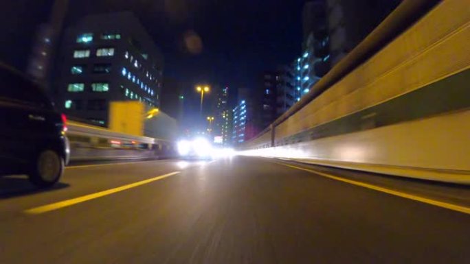 夜间在高速公路上行驶/后视