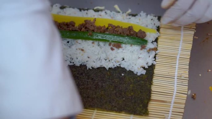 厨师在餐厅准备像寿司这样的韩国传统食物