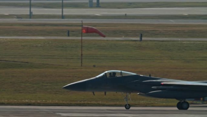 嘉手纳AB冲绳日本2020年2月21日军用飞机起飞和在跑道上战斗机、加油机、空中加油机、A10、F1
