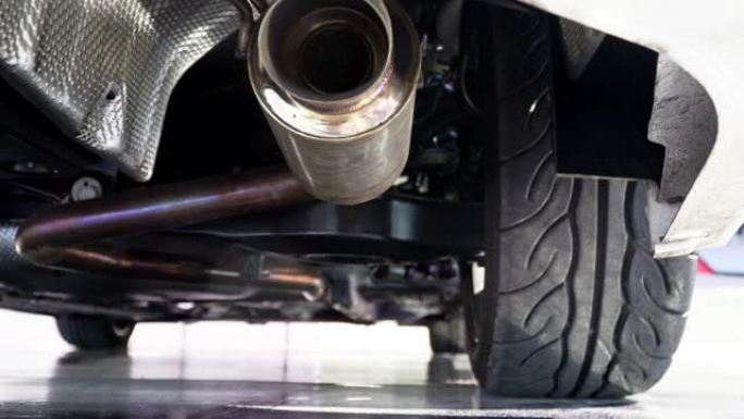 汽车悬架和排气管汽车底盘汽车排气管检查