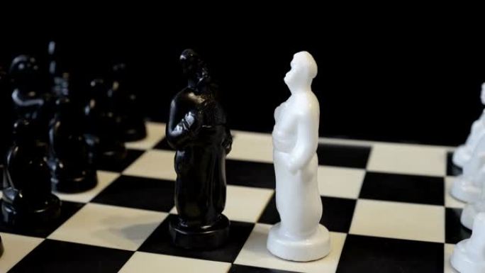 两个黑白棋王在旋转的黑白棋盘上面对面。斯拉夫男子-哥萨克形式的棋子。特写。概念。4K