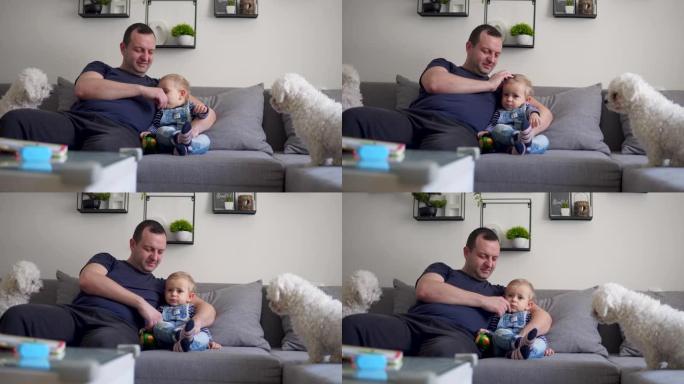 家庭时间。小男孩和父亲一起看电视
