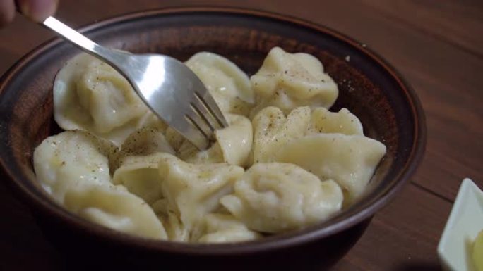 刚煮熟的盘子上热饺子的特写镜头