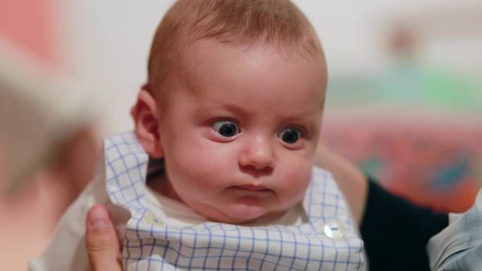 新生婴儿脸上带着困惑的表情