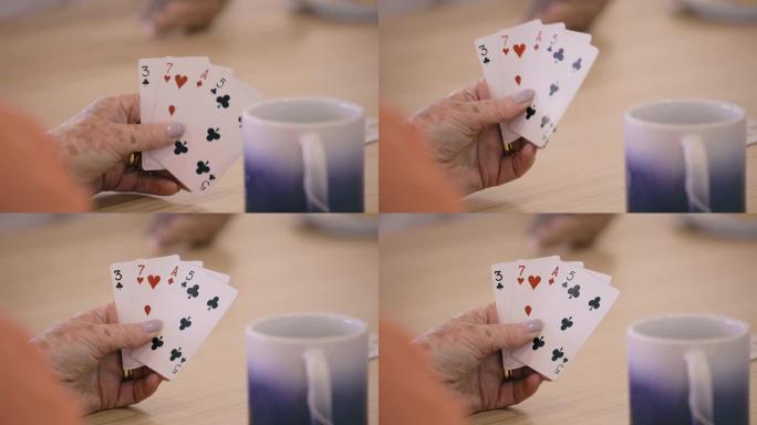 打牌-一个女人降低她的扑克手的框架