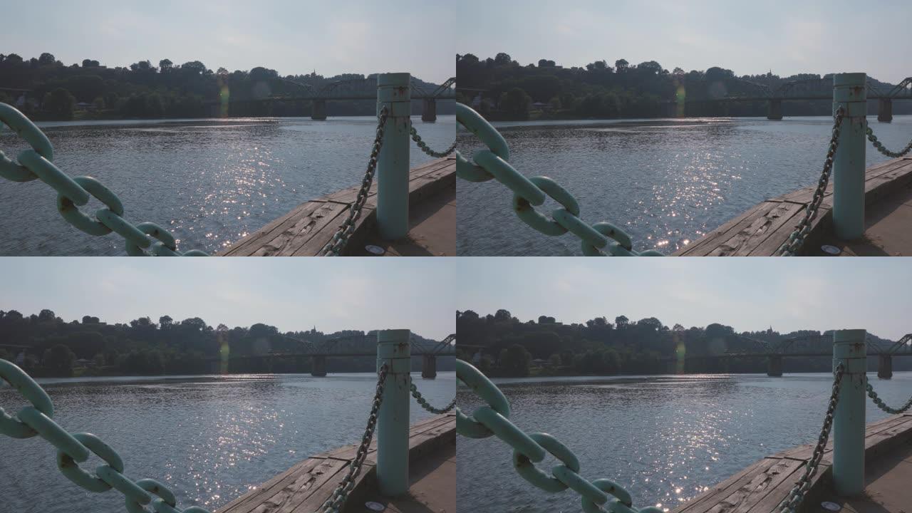 用生锈的链条栏杆俯瞰河流的码头