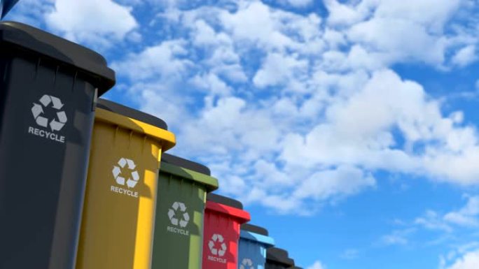 带有回收标志的彩色塑料垃圾桶。在多云的天空背景上重复循环动画。回收、分类废物和保护环境的象征